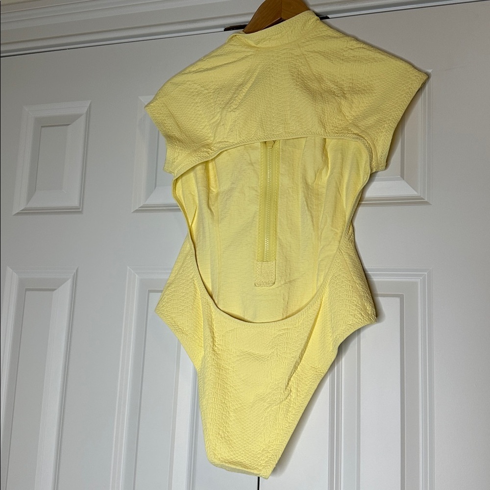 Gigi C Lilith Short Sleeve Snakeskin Surfsuit SzL Butter - Picture 7 of 7